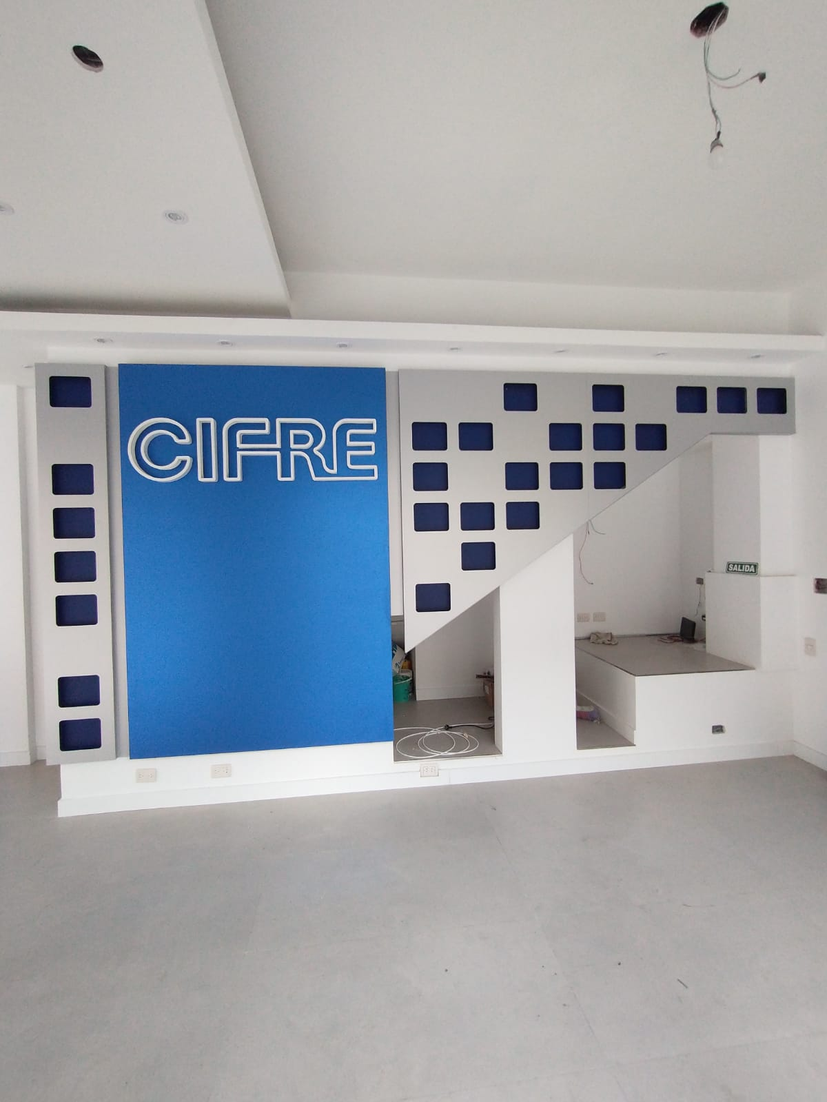 Cifre — Alucobond en interiores, foto 1